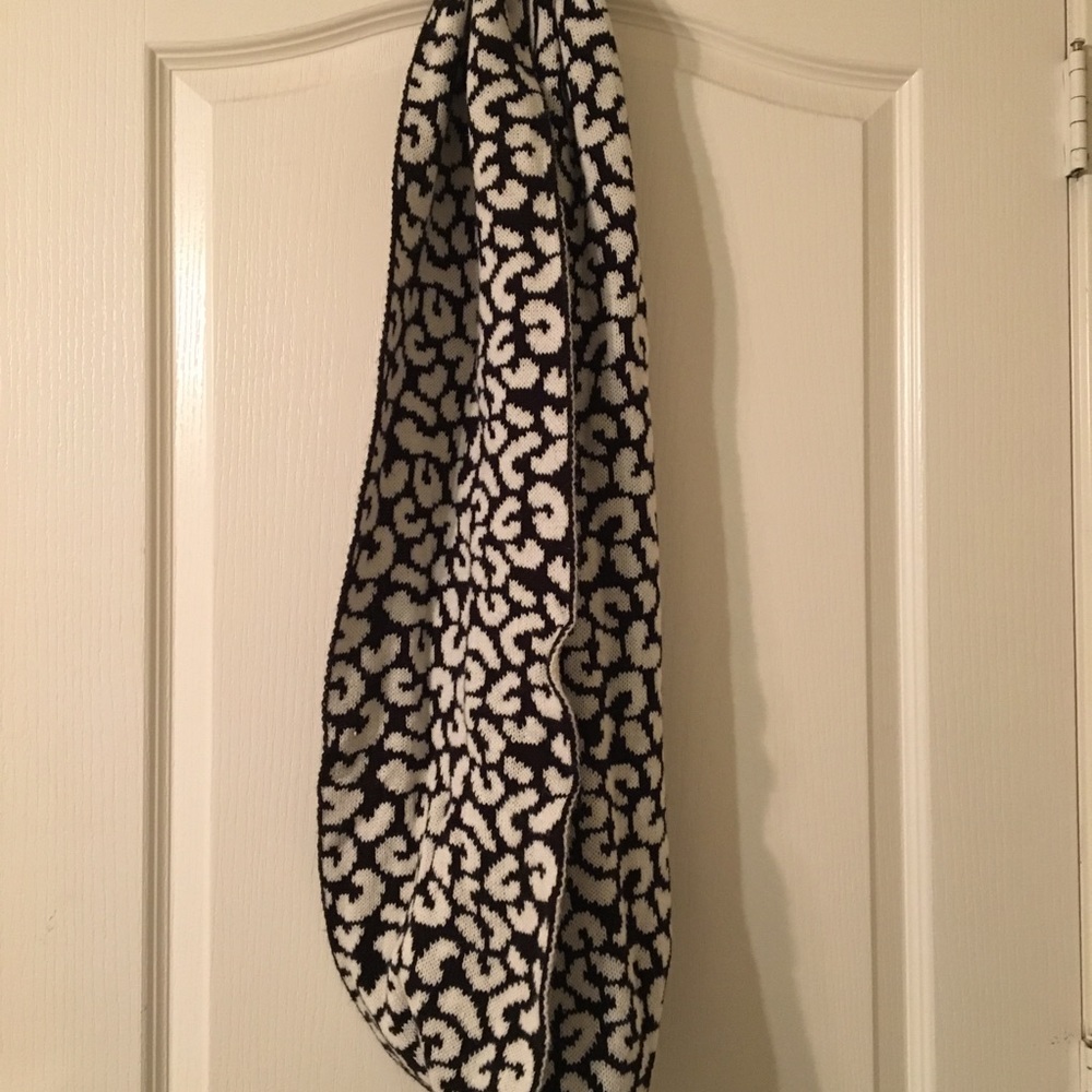 Patterned Infinity Scarf - Picture 2 of 2